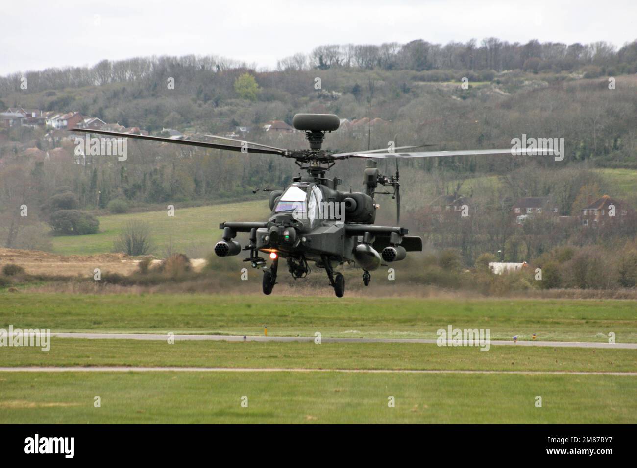 Ein Helikopter des British Army Air Corps Apache landet am Brighton City Airport Shoreham West Sussex UK Stockfoto