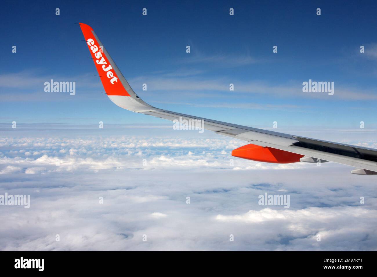 Fensterblick von einem easyjet Airbus, der über der Wolke fährt Stockfoto