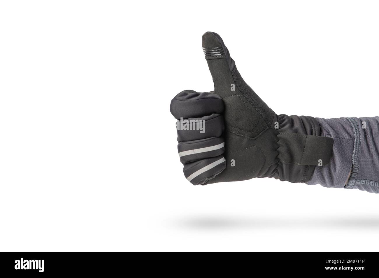 Hand in den Handschuh eines Radfahrers oder Motorradfahrers. Hand in schwarzem Handschuh isoliert auf weißem Hintergrund mit Daumen nach oben oder ähnlich. Stockfoto