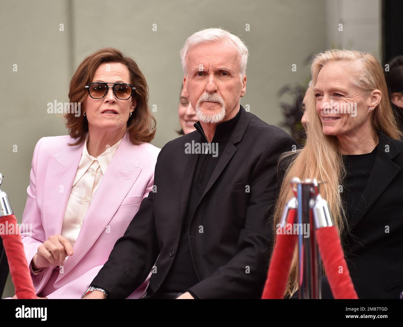 Hollywood, Kalifornien, am 12. Januar 2023. Sigourney Weaver, James Cameron und Suzy Amis bei James Cameron und Jon Landaus Handabdrücke und Fußabdrücke Zeremonie am 12. Januar 2023 auf dem Vorplatz des TCL Chinese Theatre in Hollywood, Kalifornien. © Lisa OConnor / AFF-USA.com Stockfoto