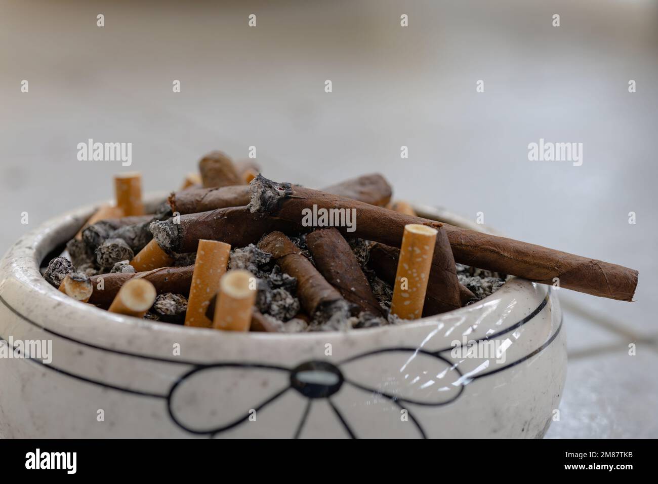 Full ashtray -Fotos und -Bildmaterial in hoher Auflösung - Seite 3