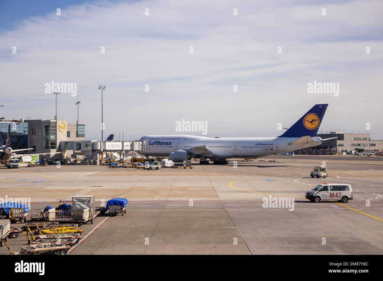 FRANKFURT, DEUTSCHLAND - 18. MÄRZ 2022: Lufthansa 747 auf der Rollbahn am Internationalen Flughafen Frankfurt, Flugreisen, Großraumflugzeuge Stockfoto