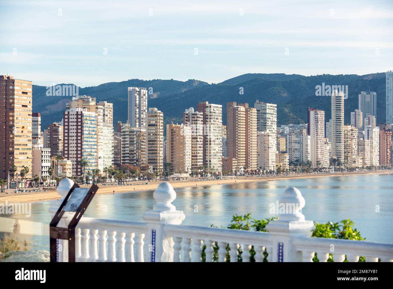 Blick auf die Stadt Benidorm vom Balcon del Mediterraneo, auch bekannt als Mirador del Castillo Stockfoto