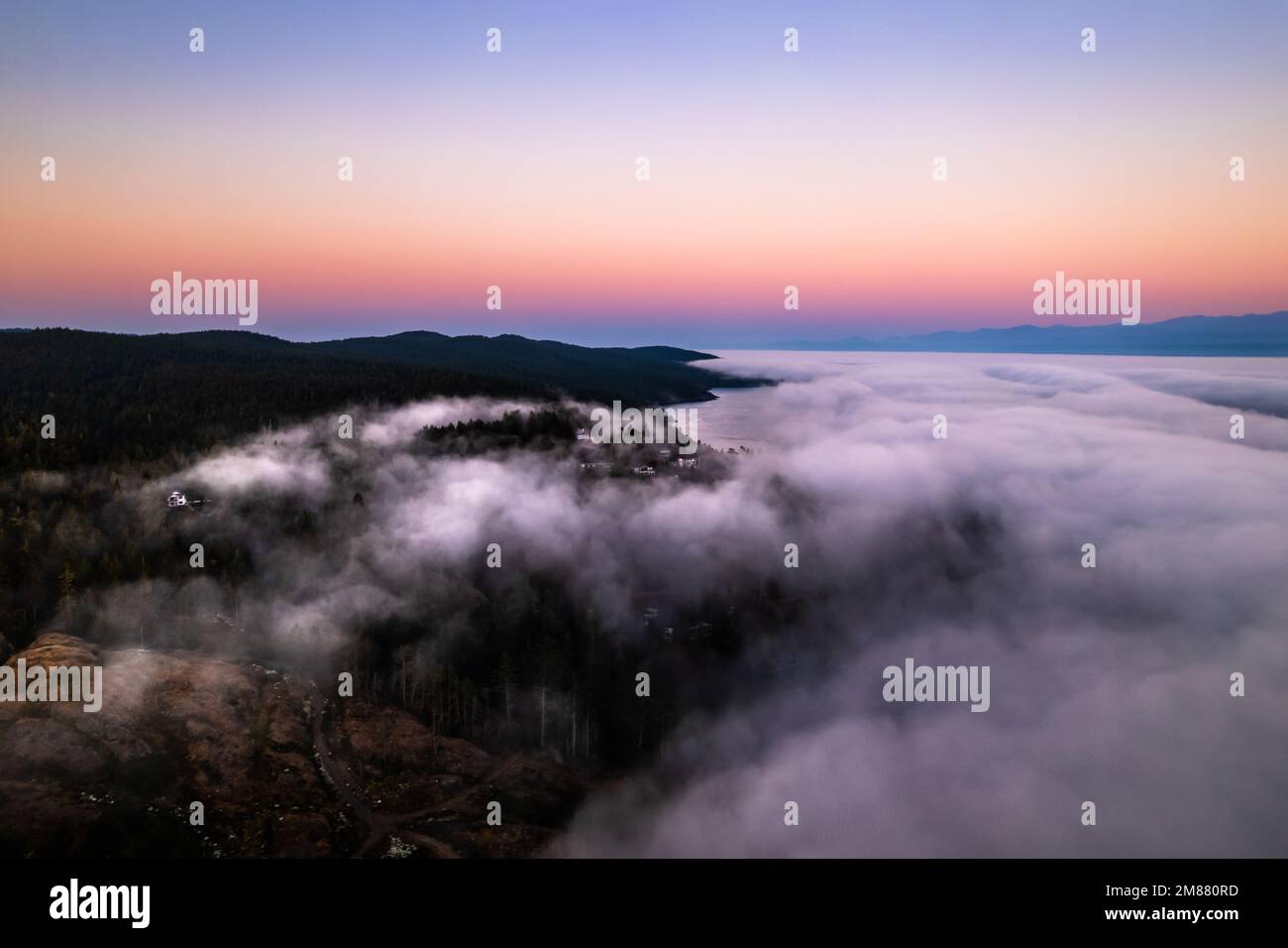 Luftaufnahmen von Sonnenaufgang über Wolken, Nebelbank, Wolkenmeer, wunderschöne Ruhe, friedlicher Sonnenaufgang am Morgen. Stockfoto