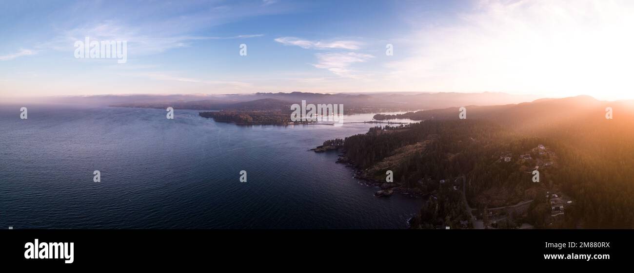 Luftaufnahme bei Sonnenaufgang, Drohne, zerklüftete Küste auf der Ostseite von Vancouver Island, Sooke BC Stockfoto