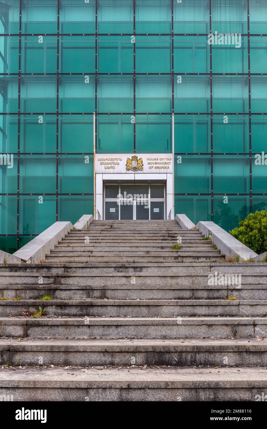Kutaisi, Georgia, 06.06.21. Eingang zum Haus der Regierung von Georgien in Kutaisi, ein modernes, verlassenes Gebäude aus grünem Glas. Stockfoto
