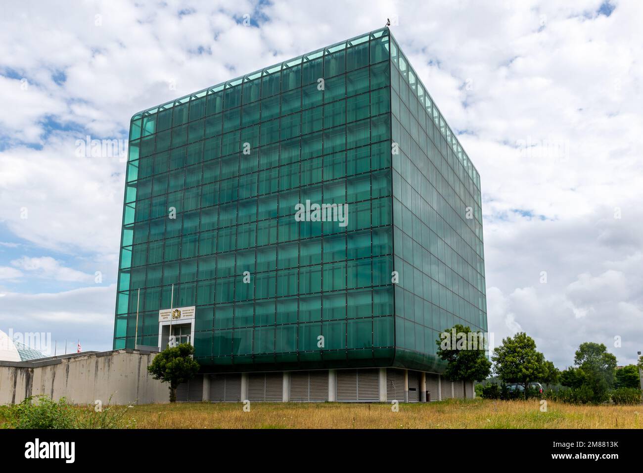 Kutaisi, Georgia, 06.06.21. Ehemaliges Haus der Regierung von Georgien in Kutaisi, modernes, verlassenes Gebäude aus grünem Glas. Stockfoto