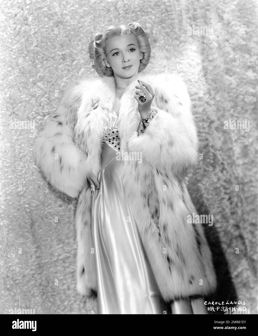 CAROLE LANDIS Portrait Publicity für ROAD SHOW 1941 Regisseur/Produzent HAL ROACH Hal Roach Studios/United Artists Stockfoto