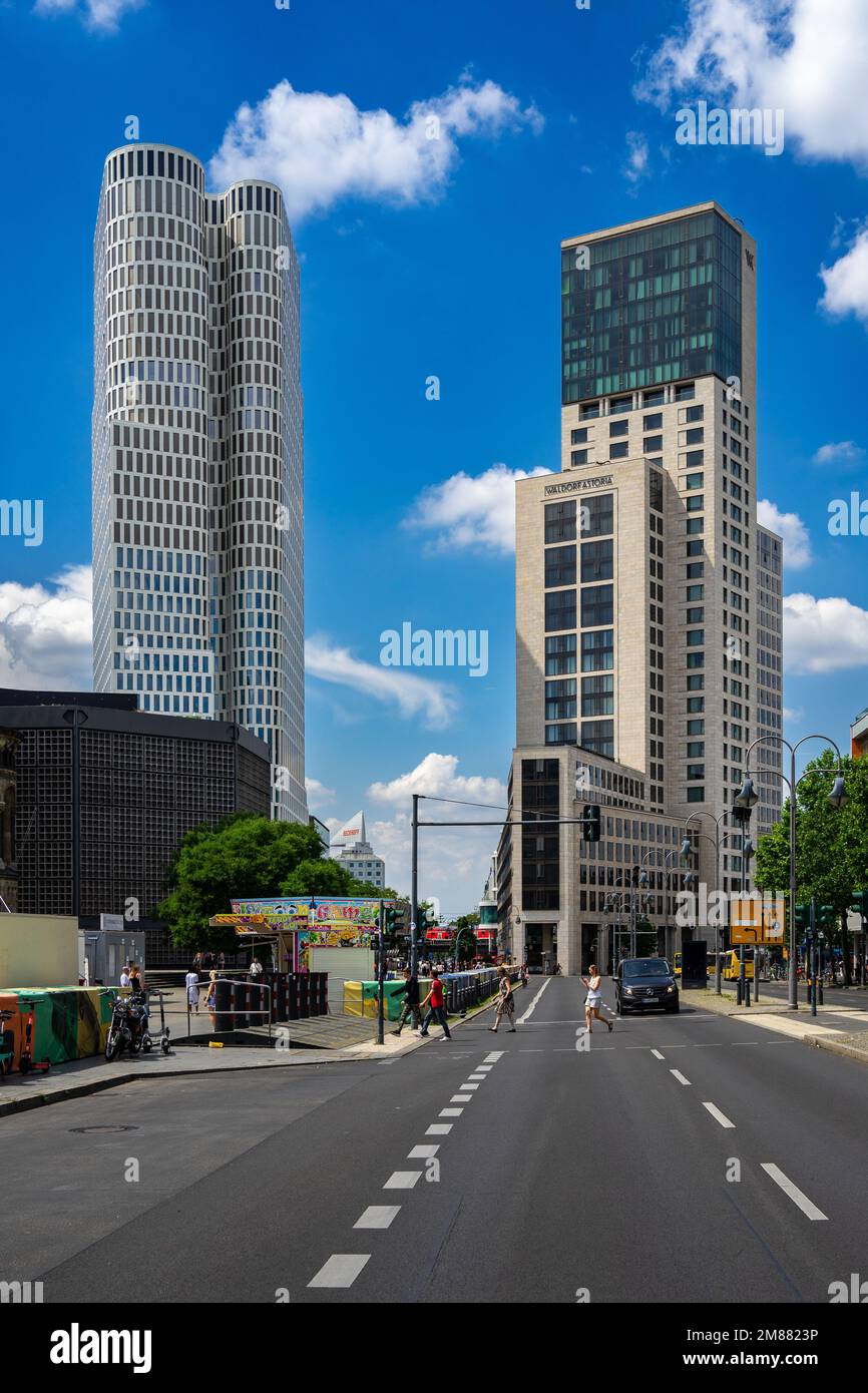 Berlin - Juni 26 2022: Budapester Straße mit futuristischen Wolkenkratzern bei Tageslicht. Berliner Sehenswürdigkeiten Tapete Stockfoto