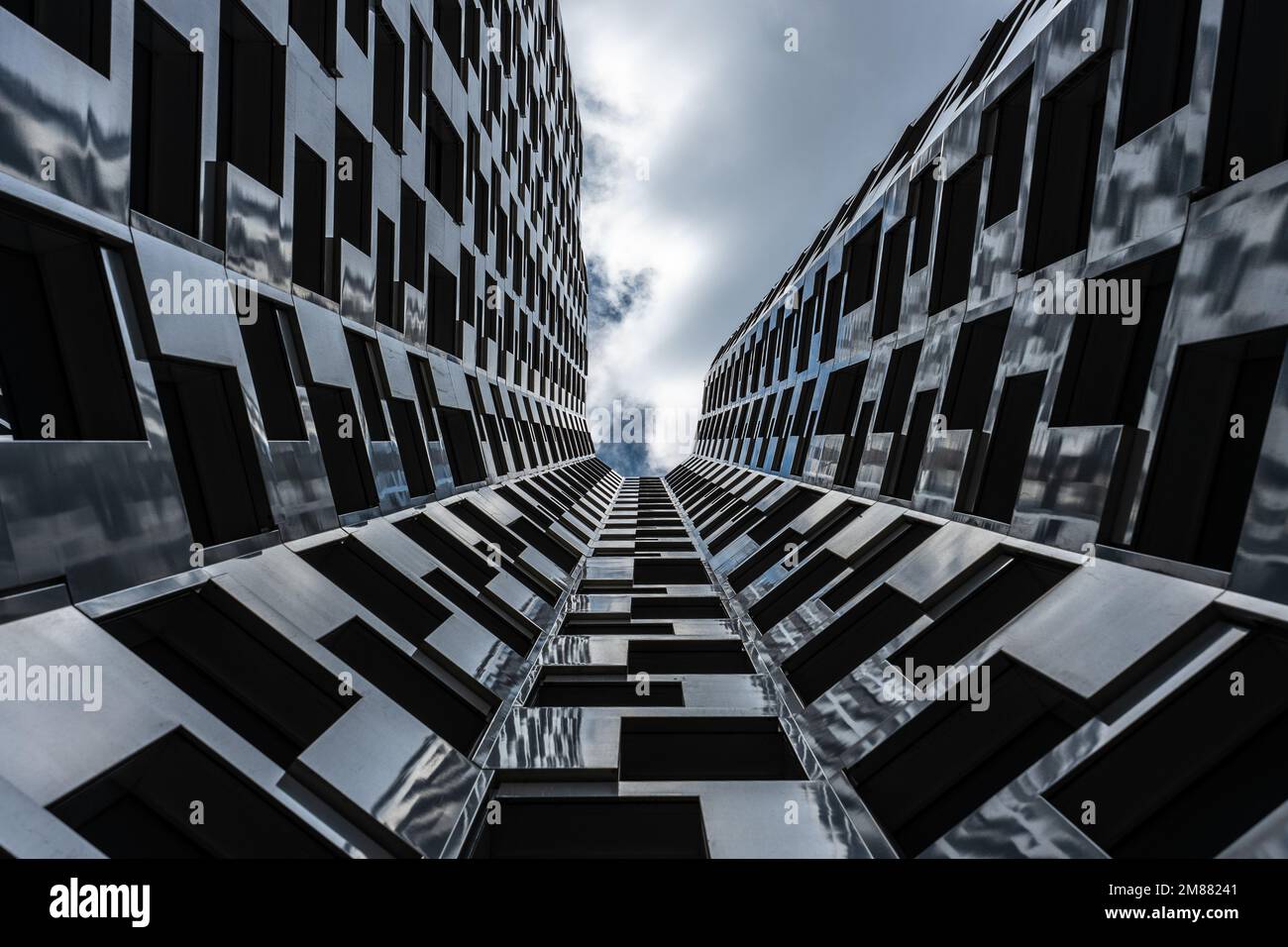 Berlin, Deutschland - Juni 26 2022: Abstrakter Blick auf das moderne Hotel Motel One Berlin von unten; schönste geometrische Architektur Berlins Stockfoto