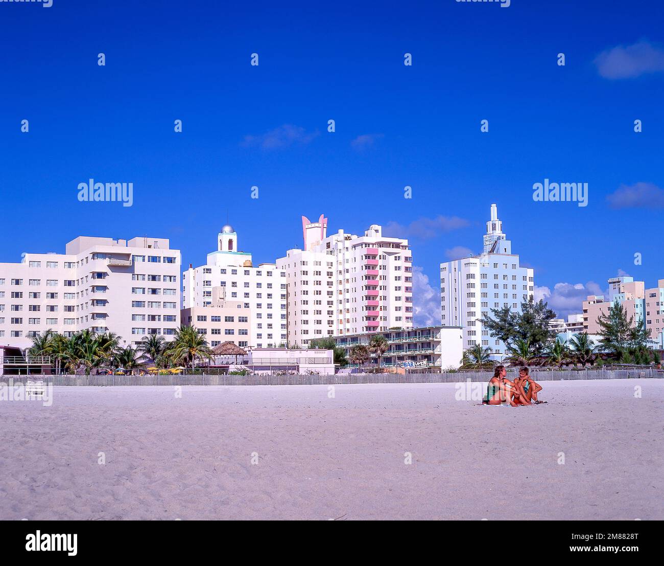 Blick auf den Strand zeigt Art-Deco-Gebäude, South Beach, Miami Beach, Florida, Vereinigte Staaten von Amerika Stockfoto