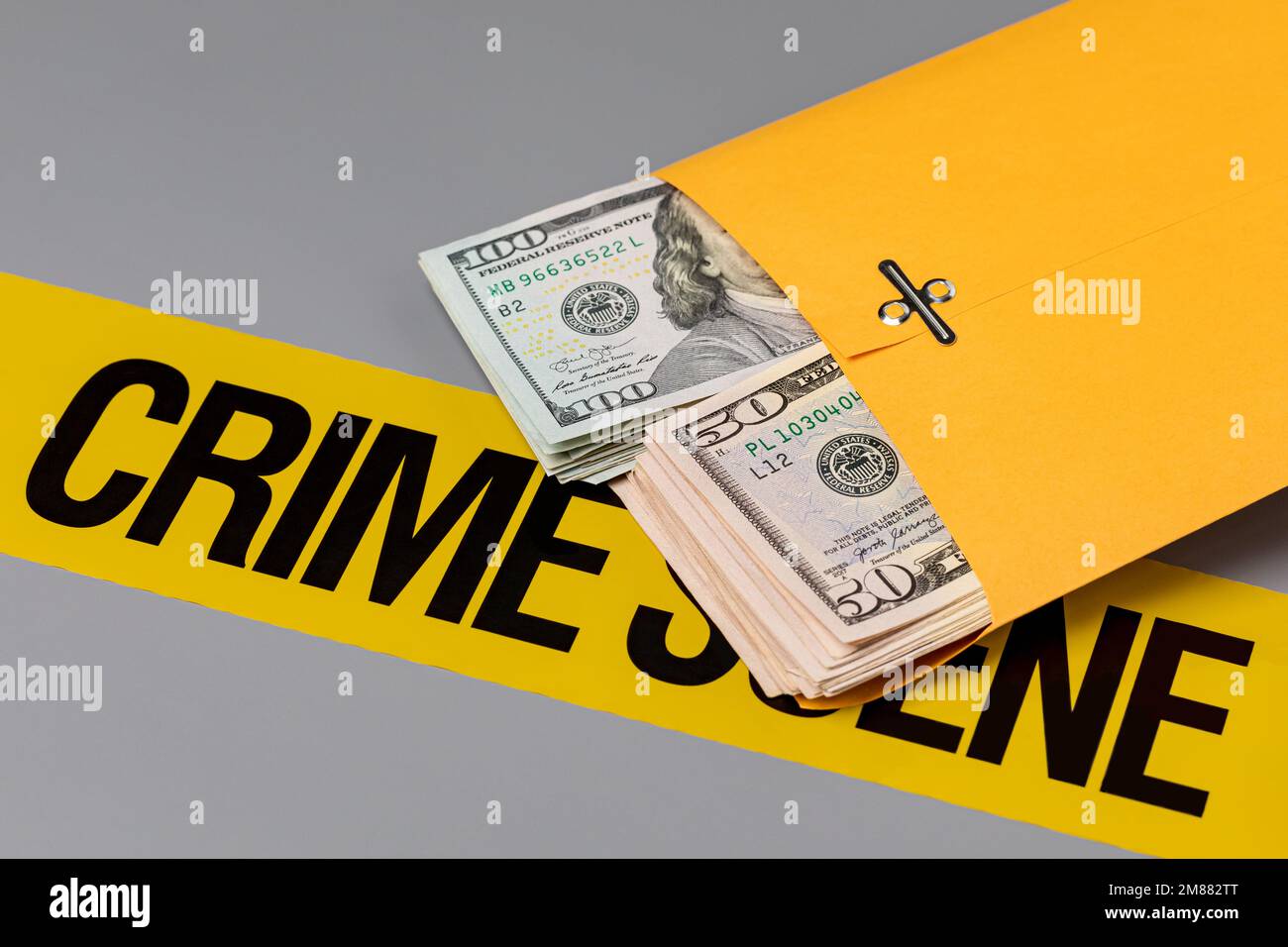Bargeld in einem Umschlag mit Tatortband. Konzept von Bestechung, Steuerhinterziehung und kriminellen Aktivitäten Stockfoto