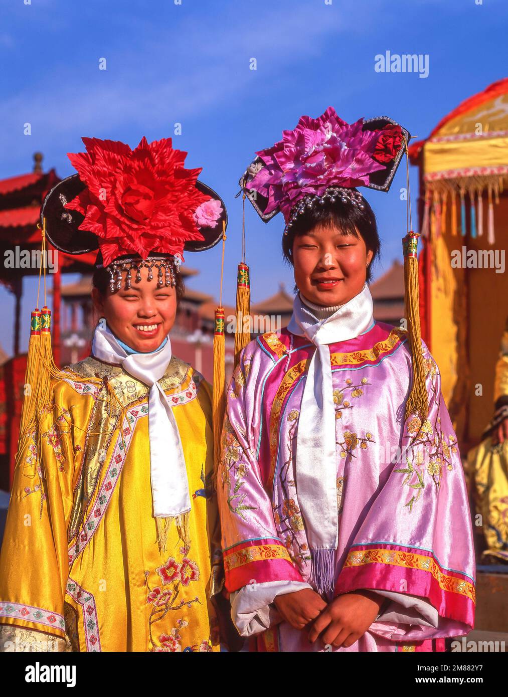 Touristen in kaiserlichen Kostümen, die Verbotene Stadt (Zǐjìnchéng), Dongcheng, Peking, Volksrepublik China Stockfoto