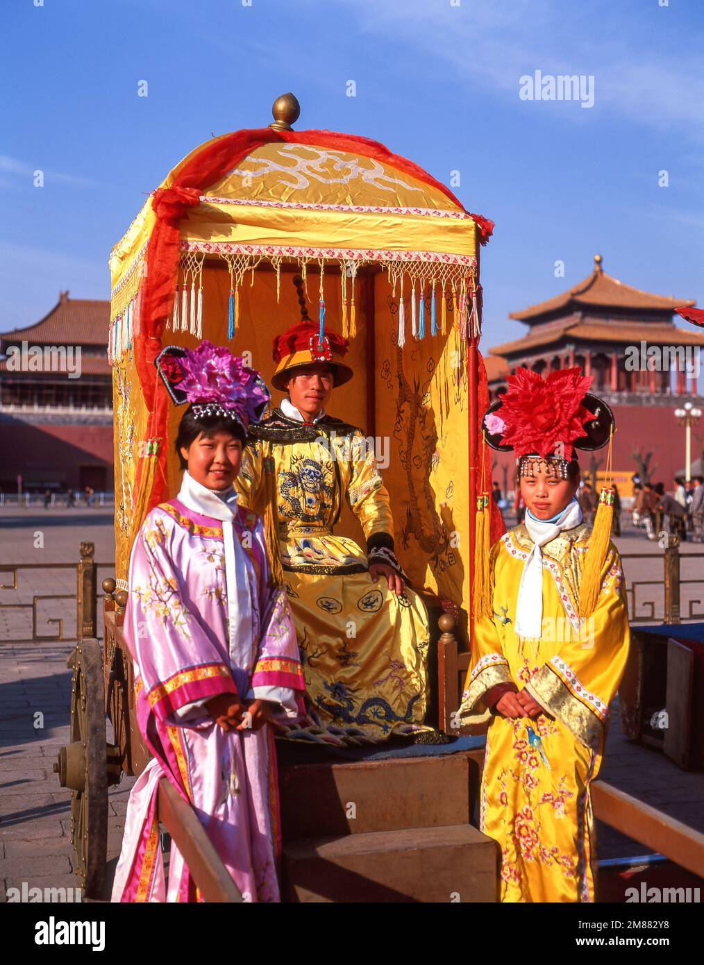 Touristen in kaiserlicher Kostüm, die Verbotene Stadt (Zǐjìnchéng), Dongcheng, Peking, Volksrepublik China Stockfoto