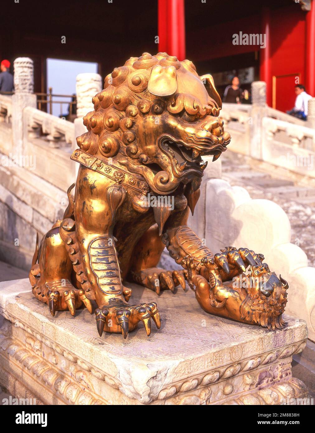 Goldene Löwenstatue vor dem Tor der himmlischen Reinheit, Innenhof der Verbotenen Stadt (Zǐjìnchéng), Dongcheng, Peking, Volksrepublik China Stockfoto