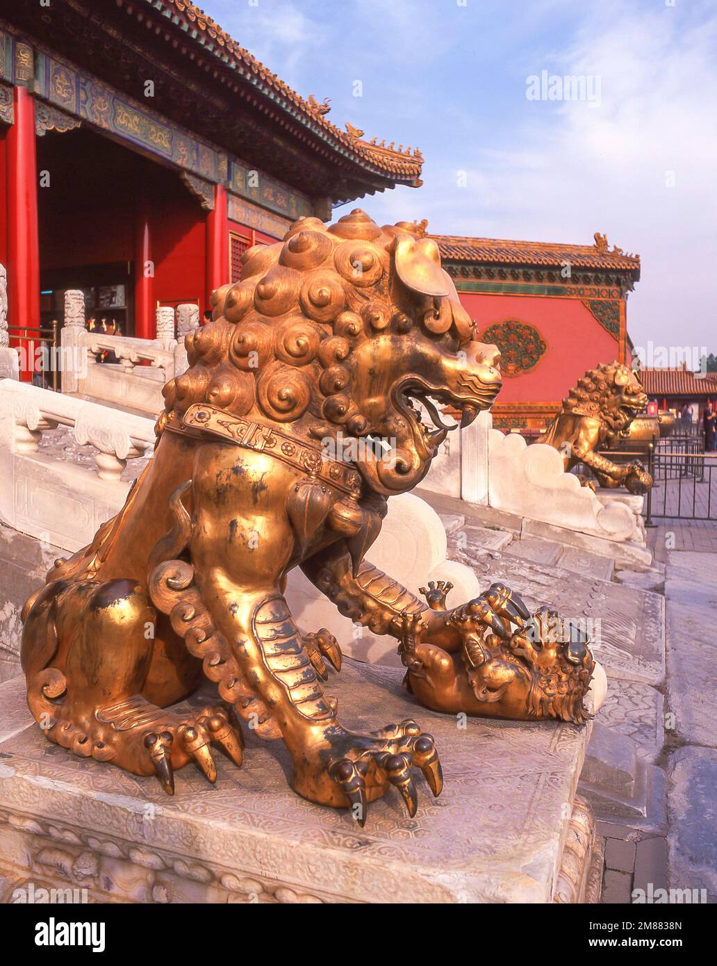 Goldene Löwenstatue vor dem Tor der himmlischen Reinheit, Innenhof der Verbotenen Stadt (Zǐjìnchéng), Dongcheng, Peking, Volksrepublik China Stockfoto