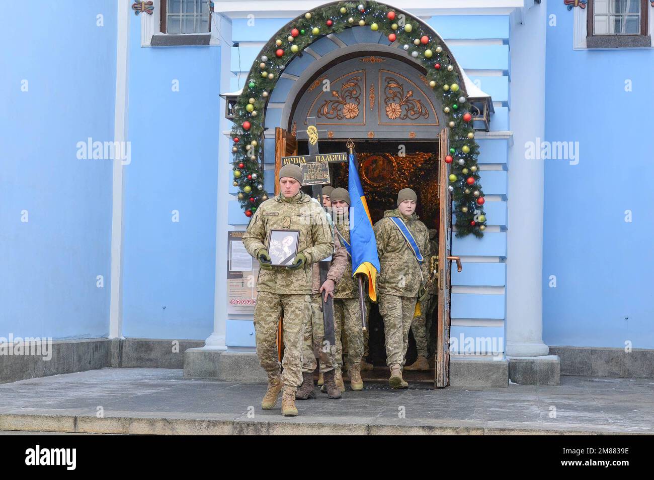 Ukrainische Soldaten tragen den Sarg ihres Kameraden Denys Galushko nach einer Gedenkfeier in der Kathedrale des Goldenen Doms. Denys Galushko wurde am 8. Januar 2023 im Kampf mit russischen Truppen in der Nähe der Stadt Bakhmut in der Oblast Donezk getötet. Stockfoto