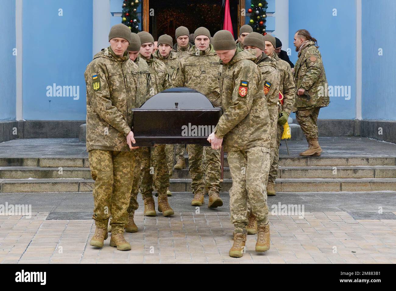 Ukrainische Soldaten tragen den Sarg ihres Kameraden Denys Galushko nach einer Gedenkfeier in der Kathedrale des Goldenen Doms. Denys Galushko wurde am 8. Januar 2023 im Kampf mit russischen Truppen in der Nähe der Stadt Bakhmut in der Oblast Donezk getötet. Stockfoto