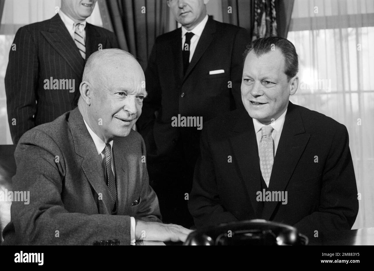 USA Präsident Dwight Eisenhower mit Willy Brandt, Bürgermeister von Westberlin, Washington, D.C., USA, Warren K. Leffler, US News & World Report Magazine Collection, 11. Februar 1959 Stockfoto