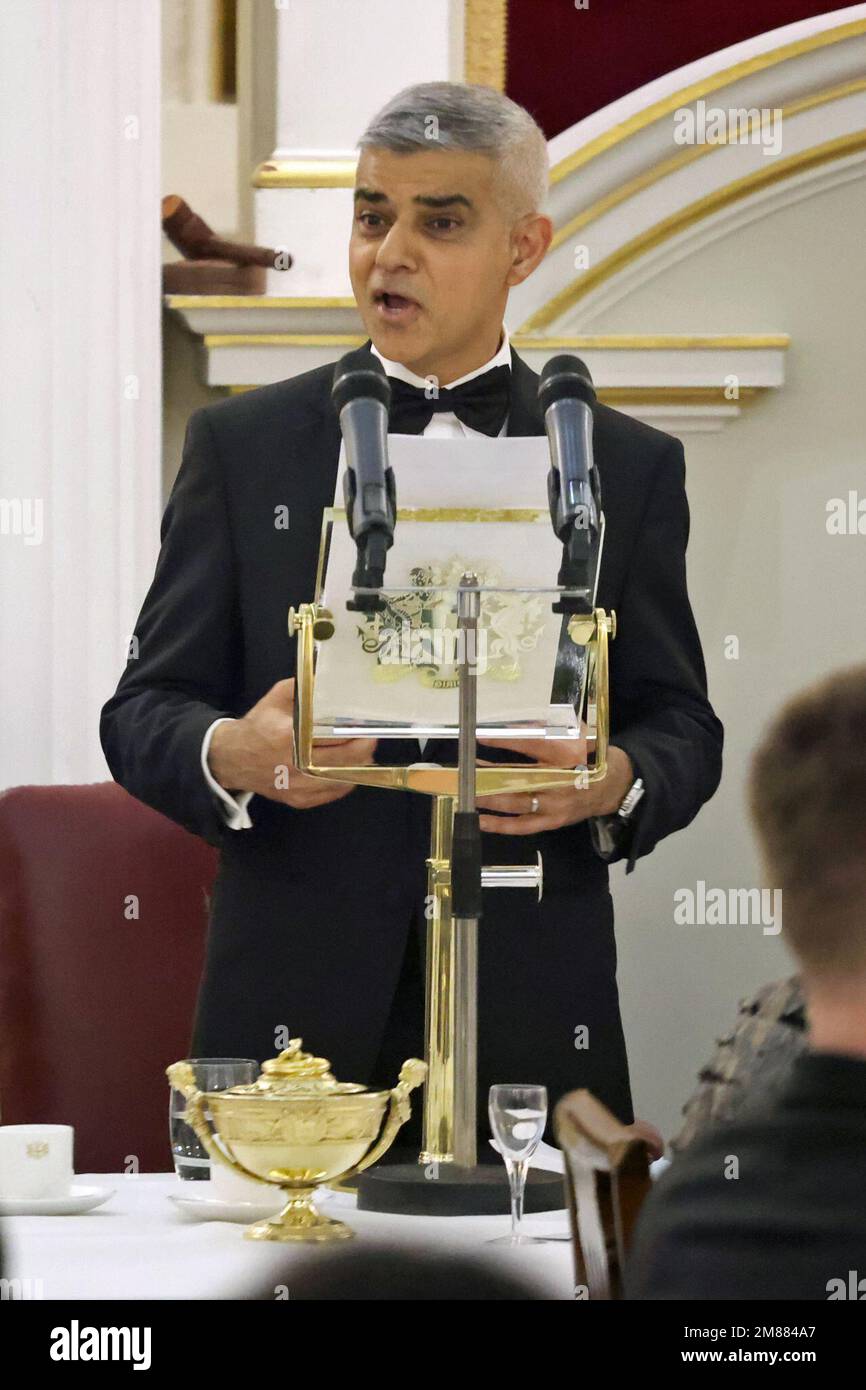 Bürgermeister von London Sadiq Khan während einer Rede im Mansion House im Zentrum von London, in der er die Regierung kritisierte, die den "immensen Schaden", den der Brexit dem Land anrichtet, "unterlasse und vermeide". Foto: Donnerstag, 12. Januar 2023. Stockfoto