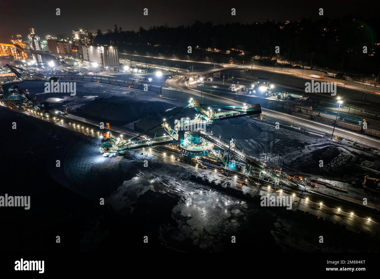 Rotationsschaufel an Kohlehalde, Massengutschiffsterminal, Silos, Getreideaufzüge, Frachtschiffe, North Vancouver, BC. Stockfoto