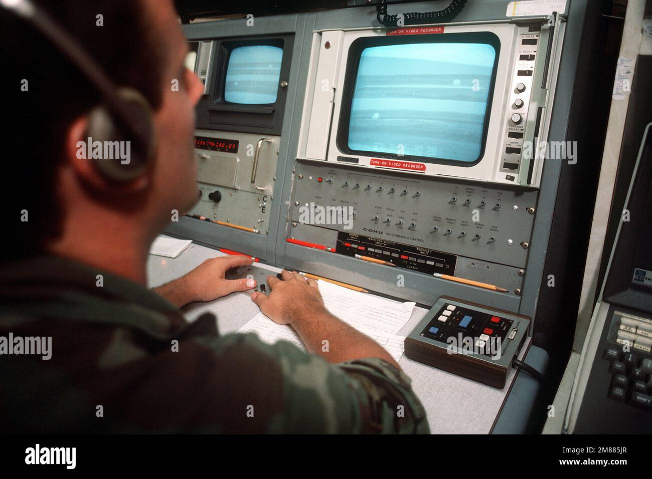 AIRMAN David Jones, Spezialist für Fernsehausrüstung, gewinnt das TV Ordnance Scoring System (TOSS) bei Live-Einladungen auf der Avon Park Range. Basis: Luftwaffenstützpunkt MacDill Bundesstaat: Florida (FL) Land: Vereinigte Staaten von Amerika (USA) Stockfoto