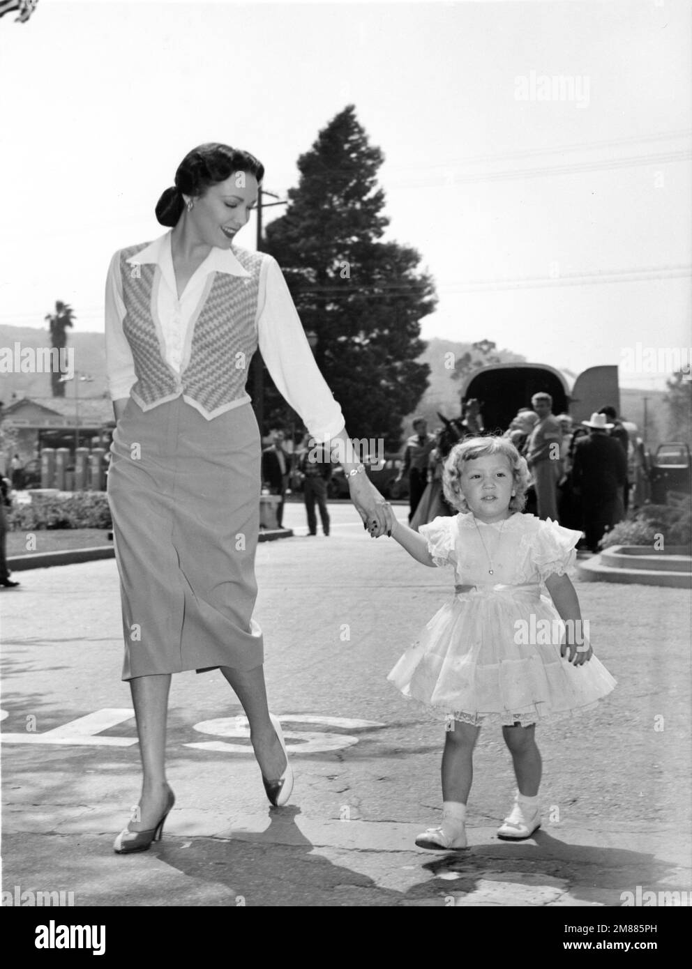 LINDA DARNELL und ihre 3-jährige Adoptivtochter LOLA auf dem Gelände der Universal Studios in Hollywood zu der Zeit, als sie THE LADY PAYS FÜR 1951 Regisseur DOUGLAS SIRK Universal International Pictures (UI) drehte Stockfoto