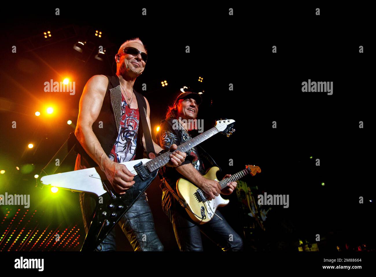 Rudolf Schenker (Gitarrist) und Matthias Jabs (Gitarrist) der deutschen Rockband-Skorpione leben auf der Bühne. Lissabon, 2011 Stockfoto