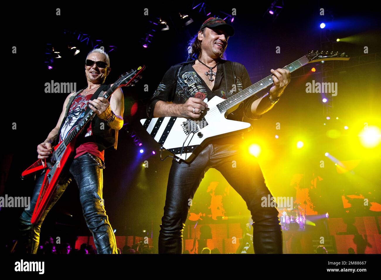 Rudolf Schenker (Gitarrist) und Matthias Jabs (Gitarrist) der deutschen Rockband-Skorpione leben auf der Bühne. Lissabon, 2011 Stockfoto