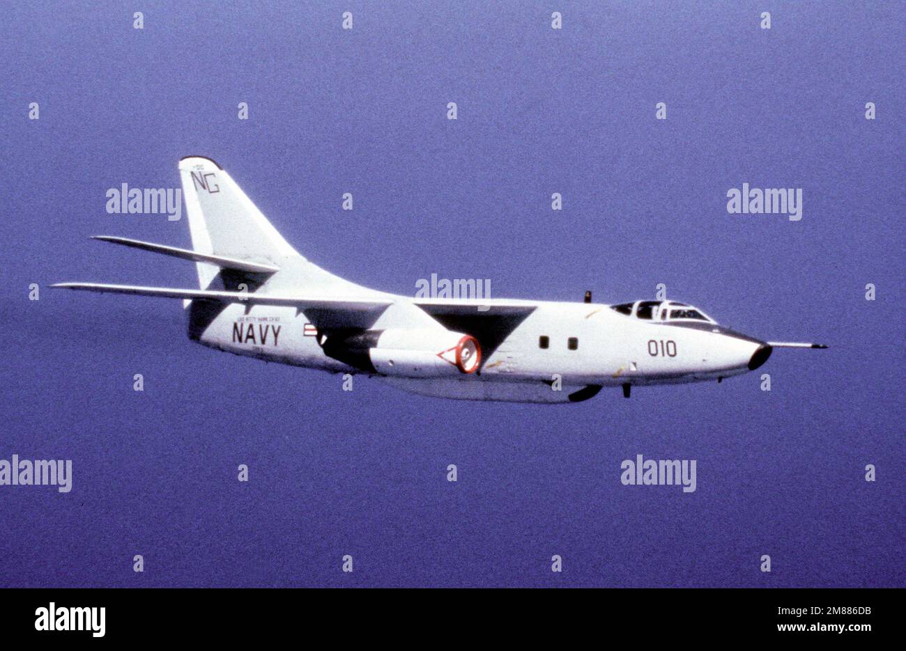 Eine Luft-Luft-Seitenansicht von rechts eines EA-3B Skywarrior-Flugzeugs. Land: Unbekannt Stockfoto