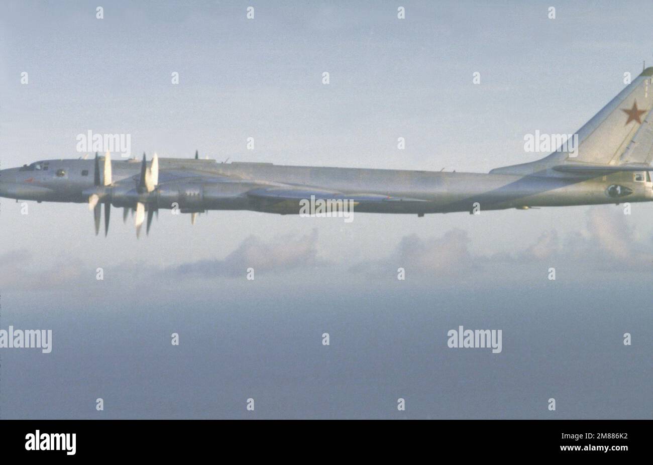 Eine Air-to-Air-Ansicht von links eines sowjetischen TU-95 Bear-Flugzeugs. Land: Unbekannt Stockfoto
