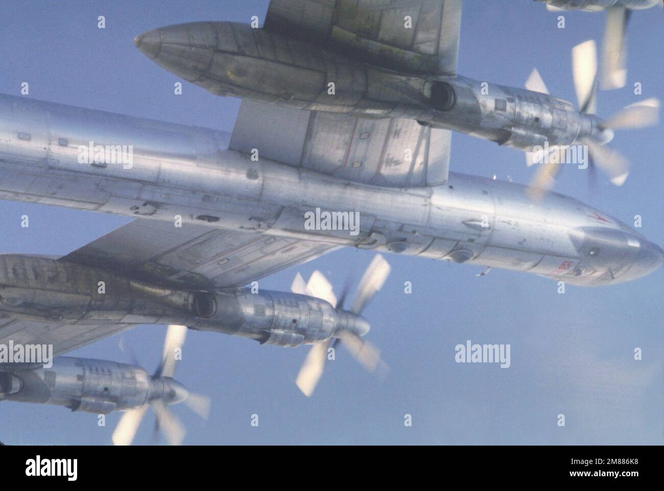 Eine Luft-Luft-Untersicht der gegenläufigen Propeller eines sowjetischen TU-95 Bear-Flugzeugs. Land: Unbekannt Stockfoto