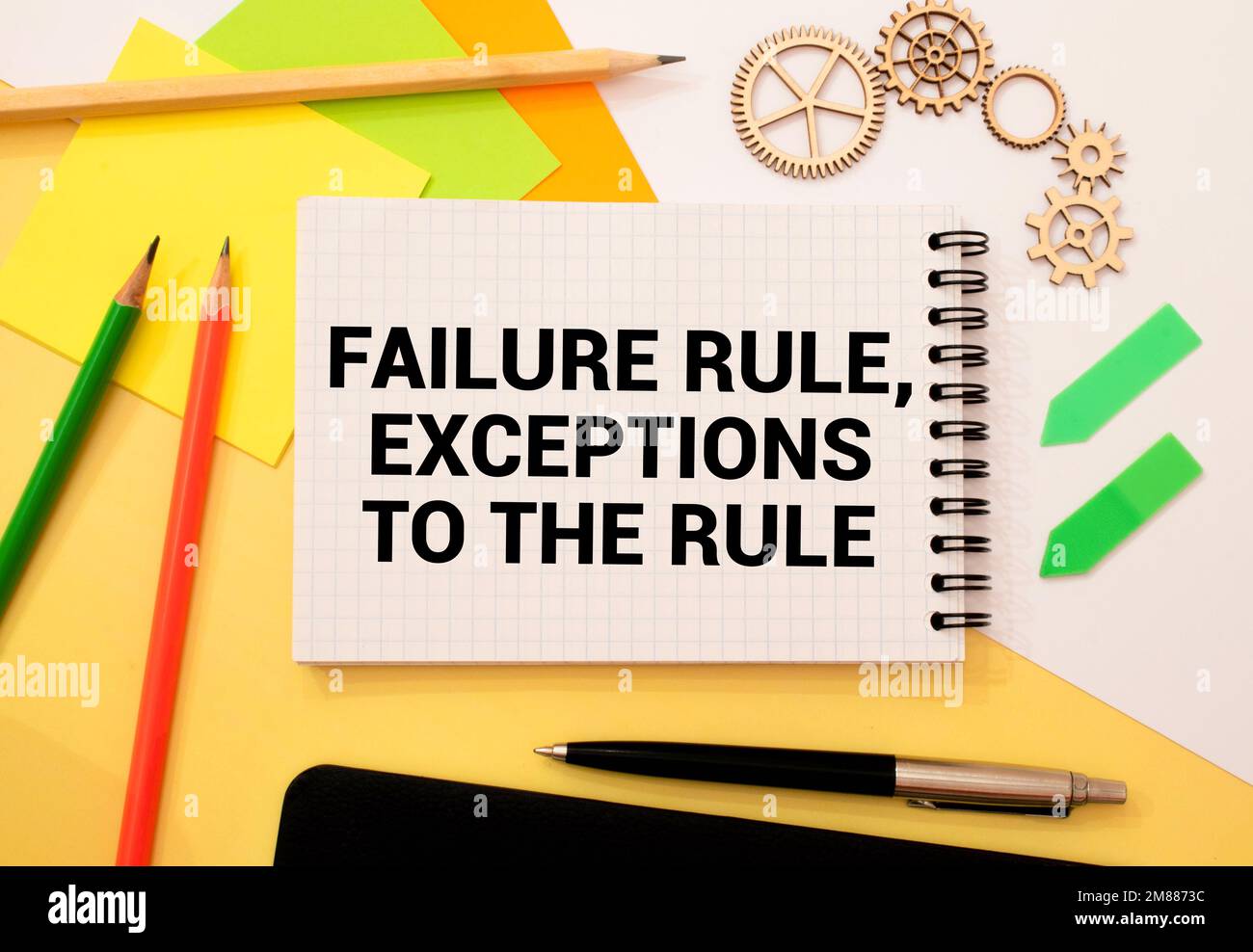 Sackgasse kein Durchgangsschild außer für Radfahrer, isolierte T-Concept-Beschilderung am Straßenrand auf dem Schild mit der Pfahlmast, blau-rot Stockfoto