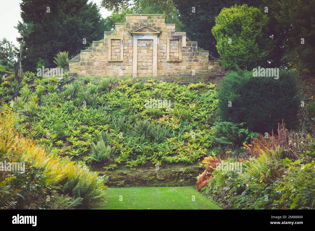 Die Augenweide am Ende des Zielbereichs in der Brodsworth Hall and Gardens, eine Torheit mit falschen Türen und Fenstern Stockfoto