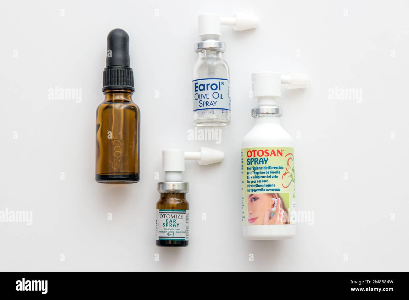 Flaschen mit medizinischen und ergänzenden Ohrenbehandlungen einschließlich Otomize, Otosan und Earol Sprays und Olivenöl-Tropfer Stockfoto