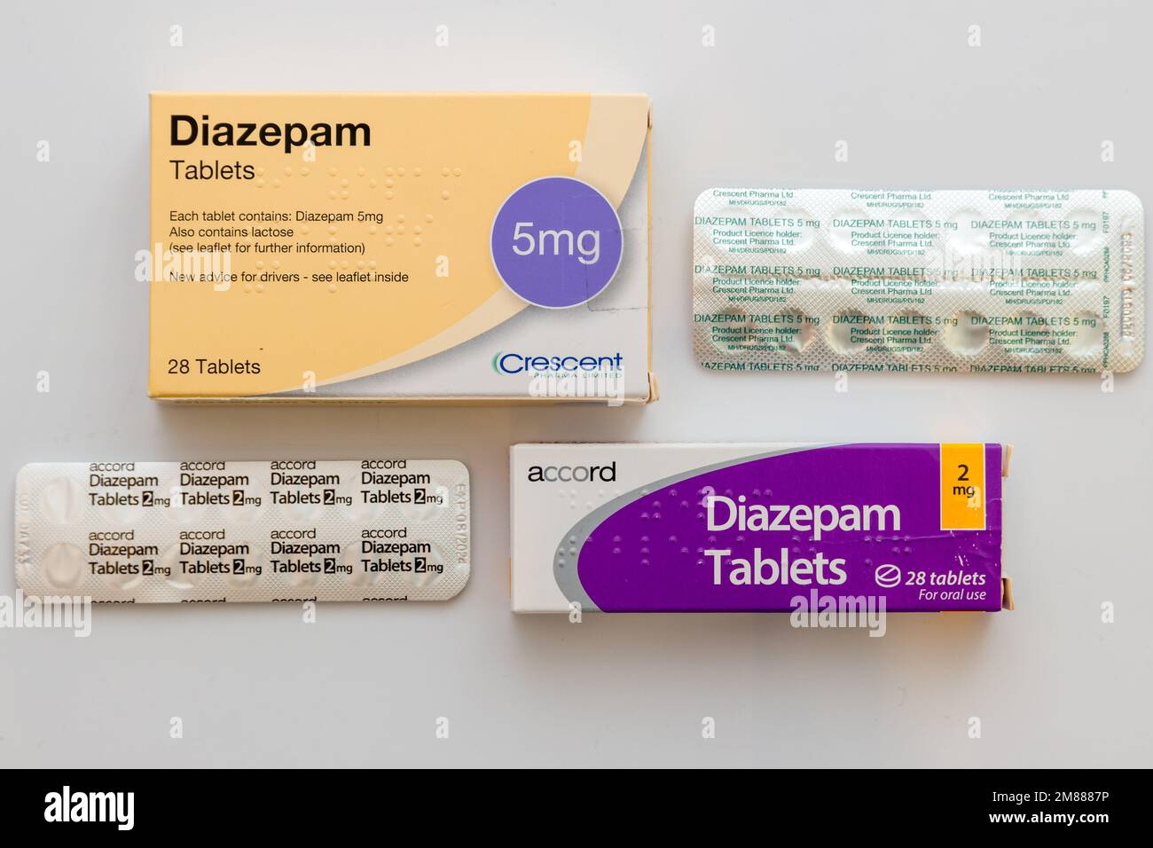 Faltschachteln und Blisterpackungen mit generischen Marken mit 2mg und 5mg Diazepam Tabletten auf weißem Hintergrund Stockfoto