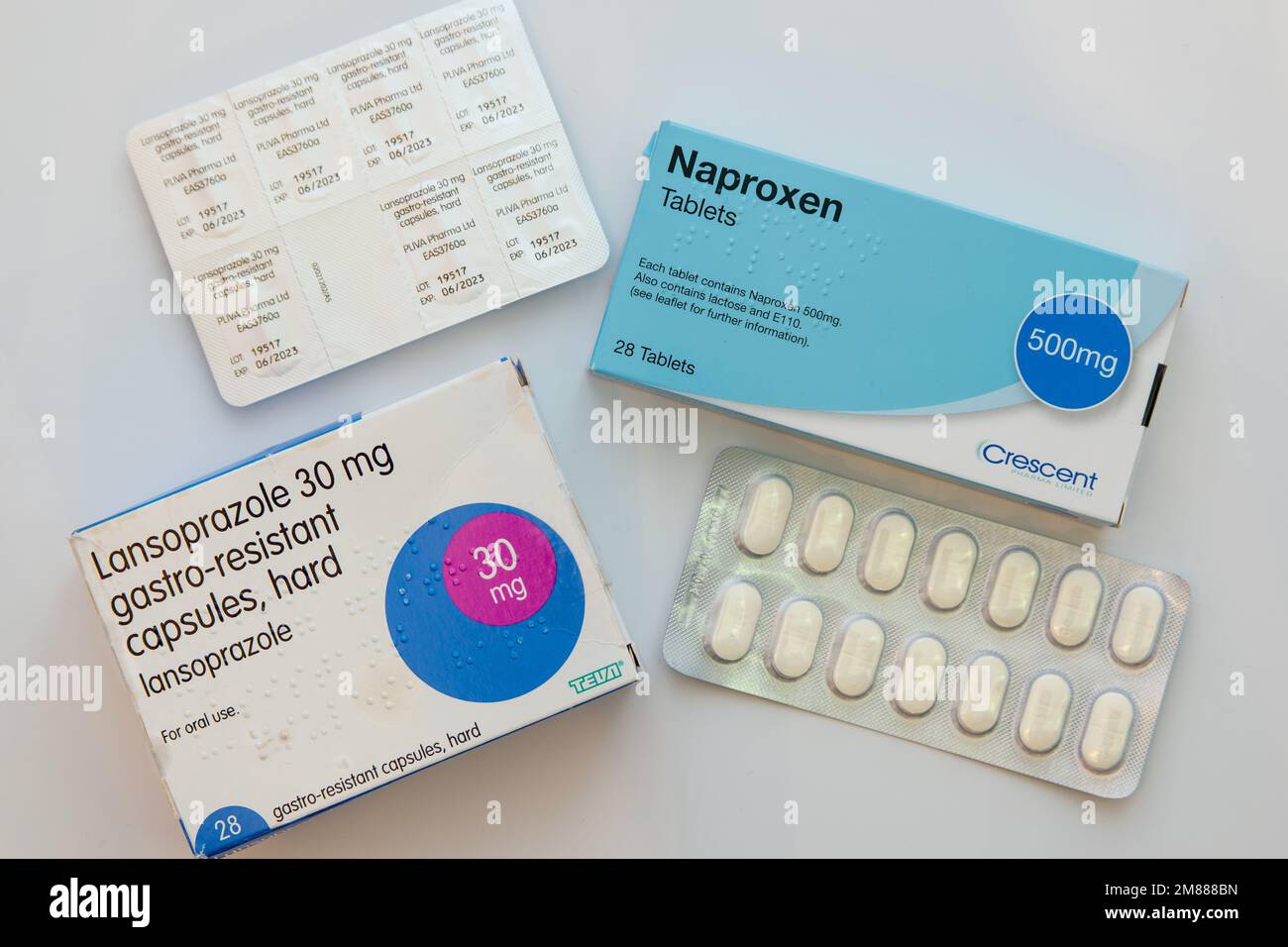 Faltschachtel und Blisterpackung mit generischen 500mg Naproxen Tabletten und 30mg Lansoprazol Kapseln, die oft zusammen verschrieben werden Stockfoto