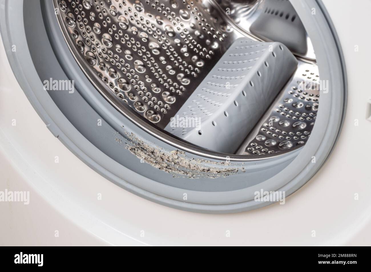 Schmutzige schimmelige Waschmaschine, die Gummi und Trommel aus der Nähe  versiegelt. Schimmel, Schmutz und Kalk in der Waschmaschine.  Haushaltsgeräte regelmäßige Wartung Stockfotografie - Alamy