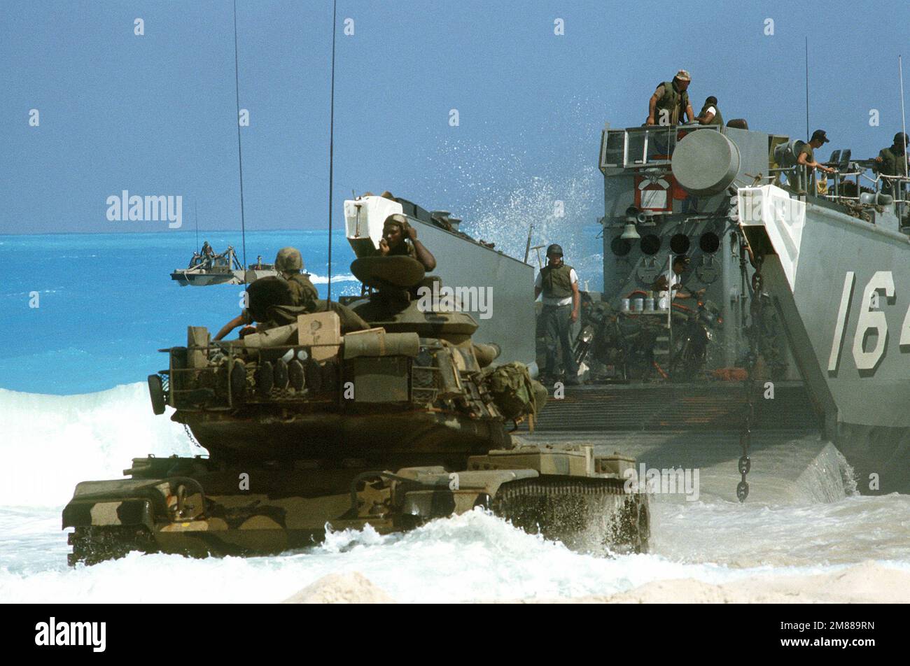 Ein M-60-Hauptpanzer wird während der multinationalen, gemeinsamen Übung Bright Star '87 vom Stützlandefahrzeug LCU-1645 entladen. Betreff Operation/Serie: BRIGHT STAR '87 Basis: El Hammam Land: Ägypten (EGY) Stockfoto