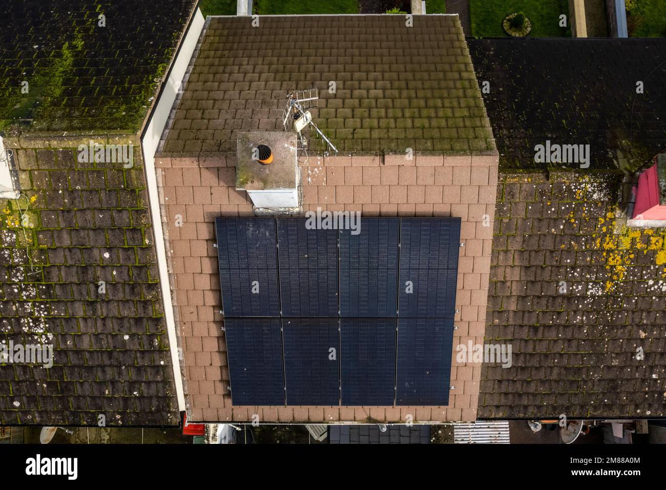 Acht elektrische Solarzellen auf dem Dach eines Haushauses in West Cork, Irland. Stockfoto
