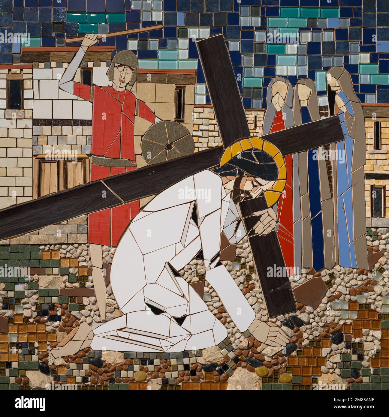 Jesus fällt unter das Gewicht des Kreuzes. Mosaik hergestellt von der Gemeinschaft Milosrdni otac (Barmherziger Vater) in Medjugorje. Stockfoto