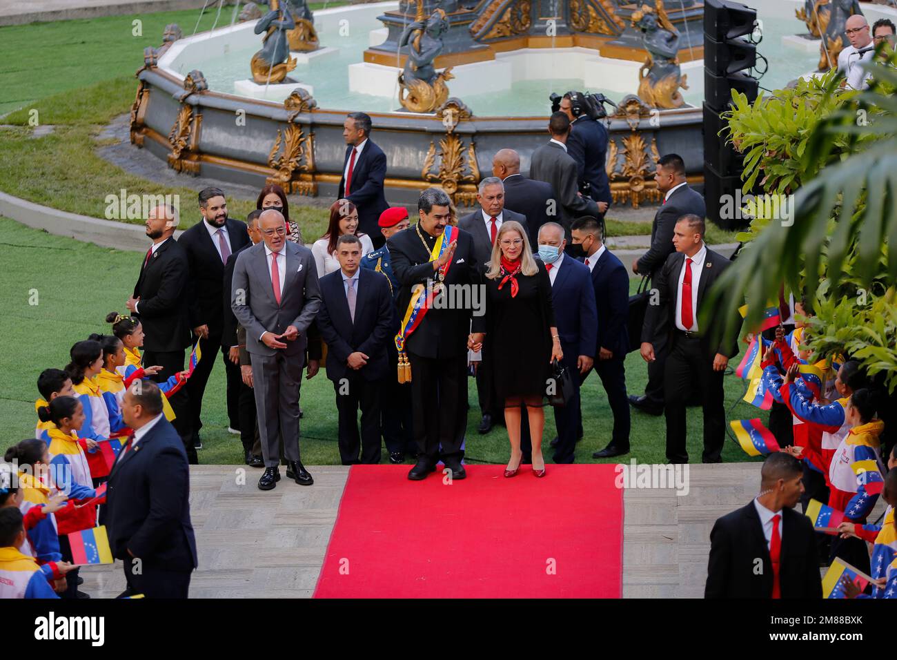 Caracas, Venezuela. 12. Januar 2023. Nicolas Maduro, Präsident von Venezuela, geht neben seiner Frau, Cilia Flores, im Palacio Federal Legislativo vor seiner jährlichen Ansprache vor der Nation. Kredit: Pedro Rances Mattey/dpa/Alamy Live News Stockfoto