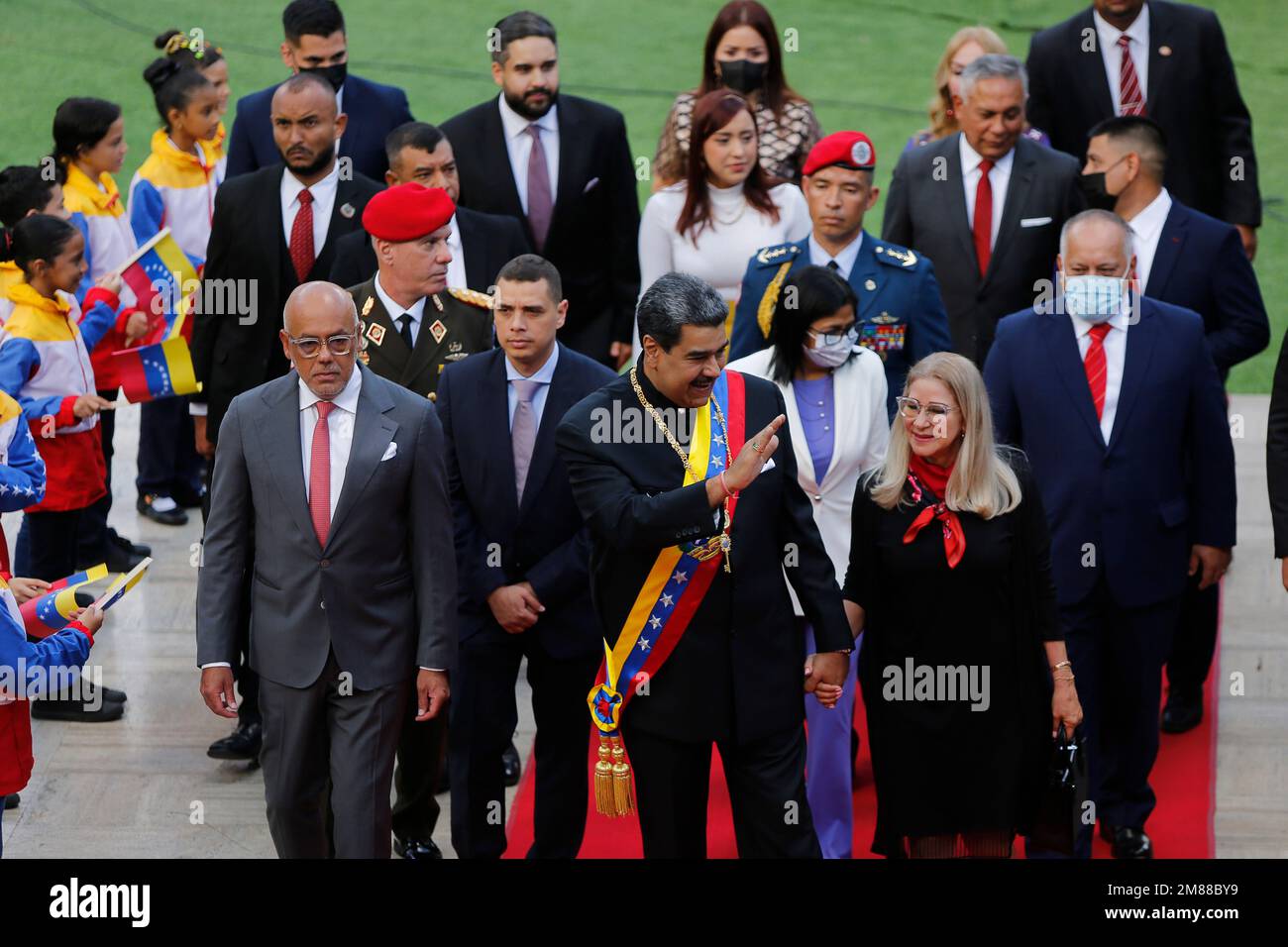 Caracas, Venezuela. 12. Januar 2023. Nicolas Maduro, Präsident von Venezuela, geht neben seiner Frau, Cilia Flores, im Palacio Federal Legislativo vor seiner jährlichen Ansprache vor der Nation. Kredit: Pedro Rances Mattey/dpa/Alamy Live News Stockfoto