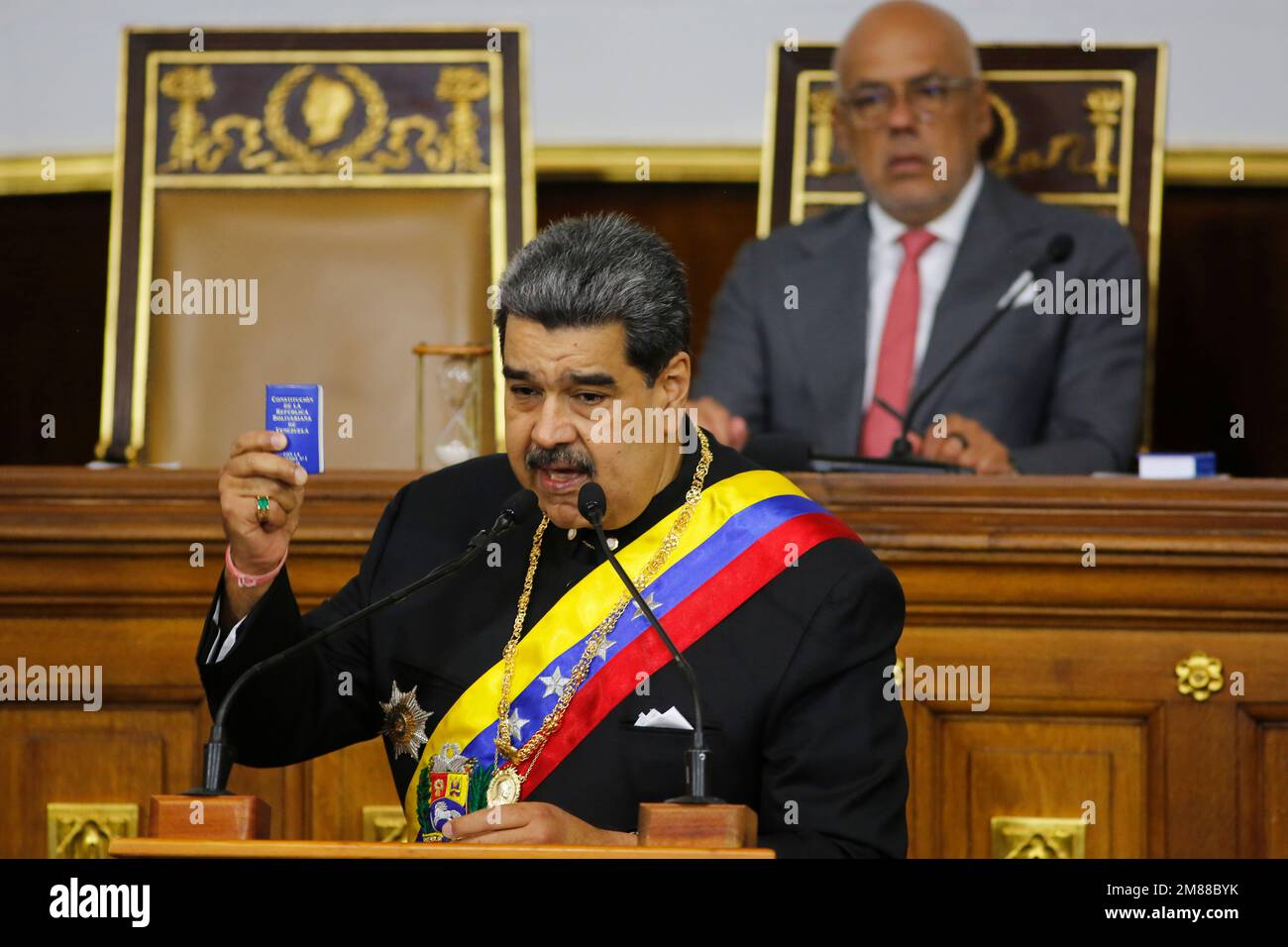 Caracas, Venezuela. 12. Januar 2023. Nicolas Maduro, Präsident von Venezuela, hält die Jahresrede vor der Nation und zeigt eine Miniausgabe der Verfassung im Palacio Federal Legislativo. Kredit: Pedro Rances Mattey/dpa/Alamy Live News Stockfoto