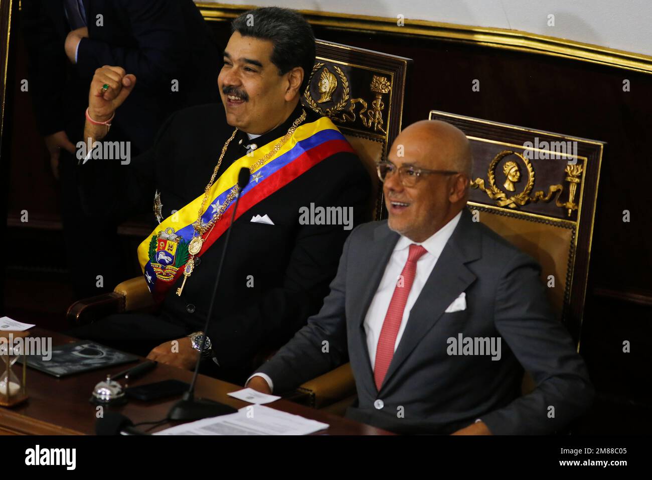 Caracas, Venezuela. 12. Januar 2023. Nicolas Maduro (l), Präsident Venezuelas, sitzt neben Jorge Rodriguez, Präsident der Nationalversammlung, nachdem Maruro seine jährliche Ansprache vor der Nation im Palacio Federal Legislativo gehalten hat. Kredit: Pedro Rances Mattey/dpa/Alamy Live News Stockfoto