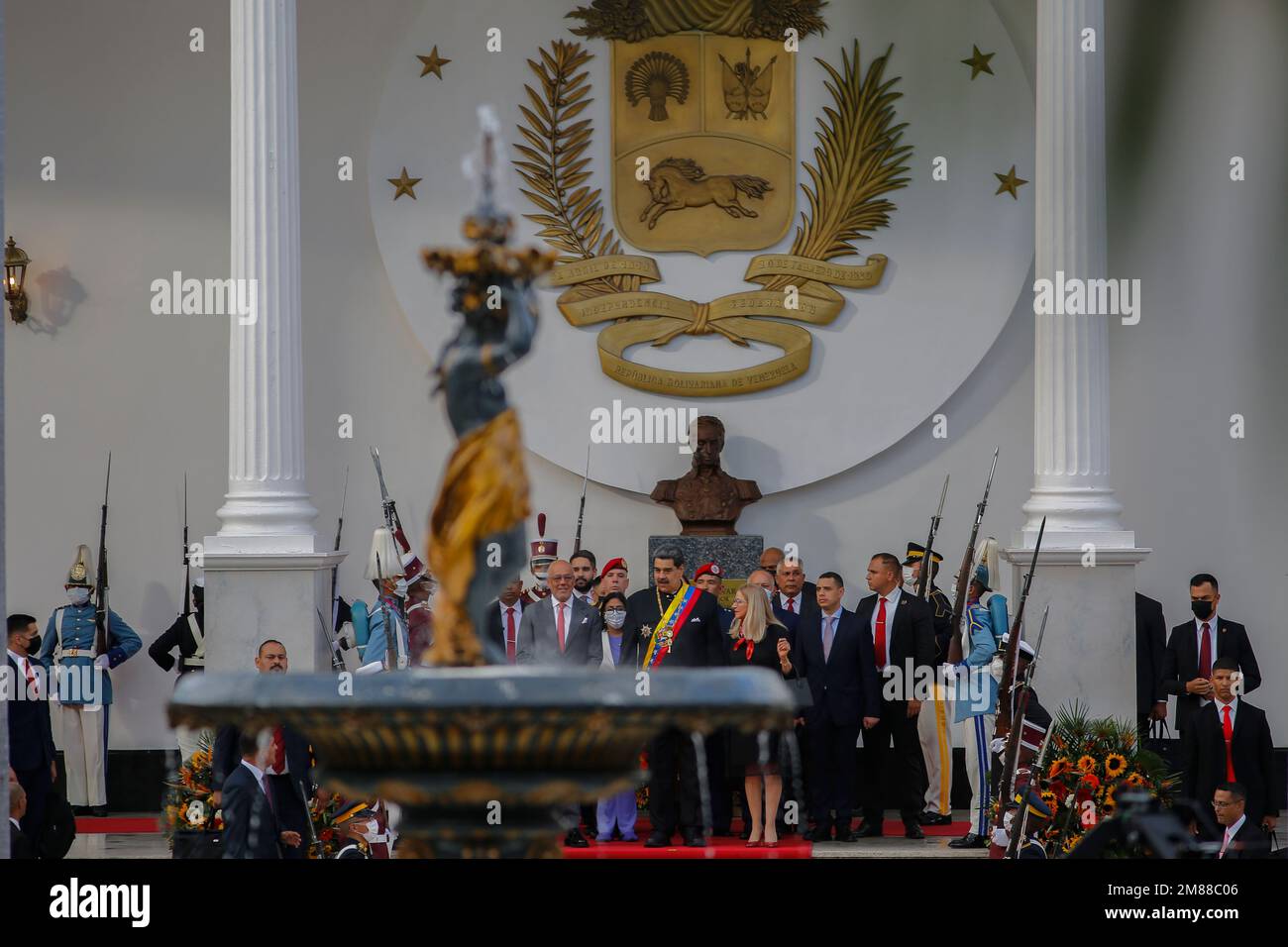 Caracas, Venezuela. 12. Januar 2023. Nicolas Maduro, Präsident von Venezuela, steht neben seiner Frau Cilia Flores im Palacio Federal Legislativo vor seiner jährlichen Ansprache vor der Nation. Kredit: Pedro Rances Mattey/dpa/Alamy Live News Stockfoto