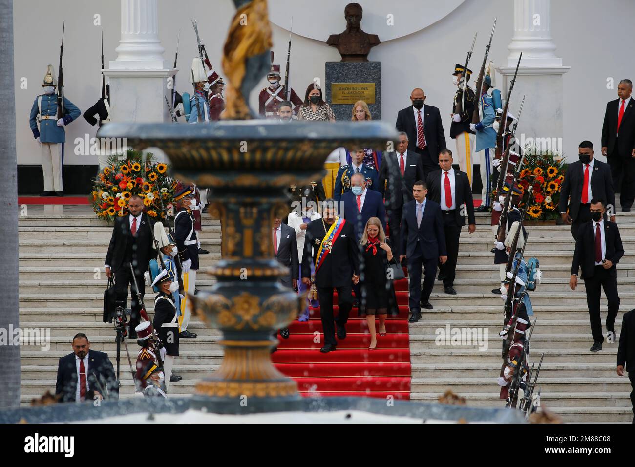 Caracas, Venezuela. 12. Januar 2023. Nicolas Maduro, Präsident von Venezuela, geht neben seiner Frau, Cilia Flores, im Palacio Federal Legislativo vor seiner jährlichen Ansprache vor der Nation. Kredit: Pedro Rances Mattey/dpa/Alamy Live News Stockfoto