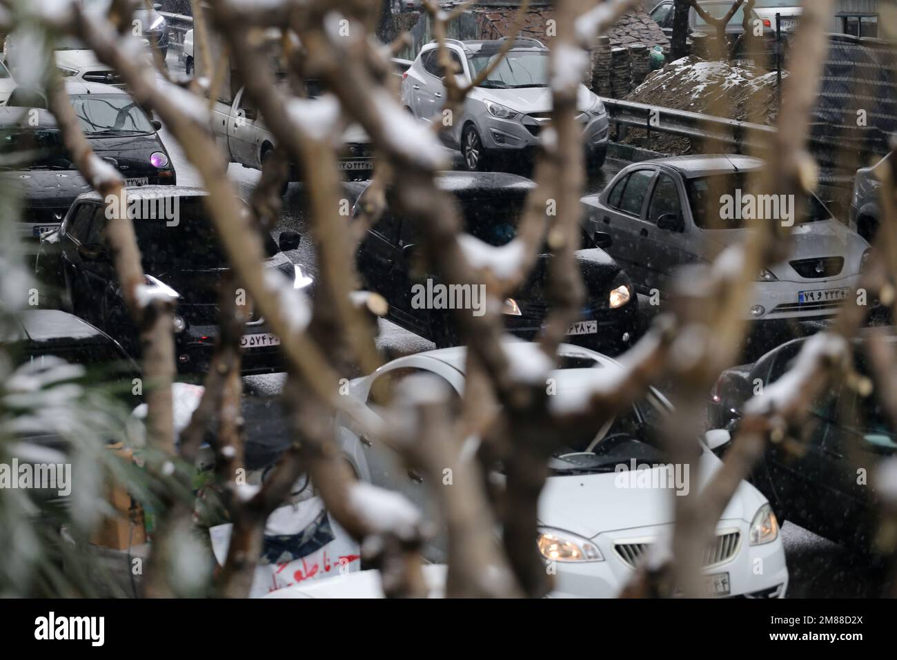 Teheran, Teheran, Iran. 11. Januar 2023. An einem verschneiten Tag fahren die Fahrzeuge am 11. Januar 2023 langsam auf einer Schnellstraße im Norden Teherans. Nach Tagen der Luftverschmutzung in Teheran freuten sich die Iraner über den Schneefall. (Kreditbild: © RouzbritFouladi/ZUMA Press Wire) NUR REDAKTIONELLE VERWENDUNG! Nicht für den kommerziellen GEBRAUCH! Stockfoto