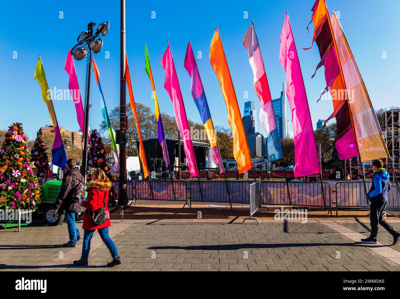 Die Thanksgiving Day Parade, das Philadelphia Museum of Art, Philadelphia, Pennsylvania und die USA sind mit bunten Flaggen geschmückt Stockfoto