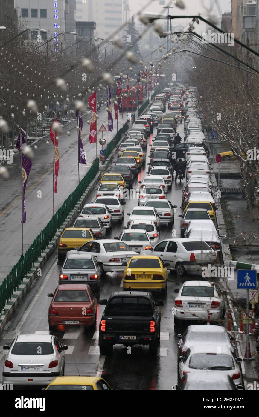 Teheran, Teheran, Iran. 11. Januar 2023. Blick auf eine Straße im Norden von Teheran an einem verschneiten Tag, 11. Januar 2023. Nach Tagen der Luftverschmutzung in Teheran freuten sich die Iraner über den Schneefall. (Kreditbild: © RouzbritFouladi/ZUMA Press Wire) NUR REDAKTIONELLE VERWENDUNG! Nicht für den kommerziellen GEBRAUCH! Stockfoto